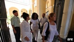 La portavoz de las Damas de Blanco, Berta Soler (2i), la hija de la fallecida opositora Laura Pollán, Laura María Labrada (i), y otras miembros de la organización caminan hoy, jueves 7 de junio de 2012, hacia la sede del Arzobispado de La Habana (Cuba), p