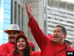 Archivo - Hugo Chávez (d), acompañado de la presidenta de la Asamblea Nacional, Cilia Flores(c), y su esposo, Nicolás Maduro (d).