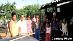 Integrantes de las familias que viven en corrales para animales (Foto cortesía de Cubanet).