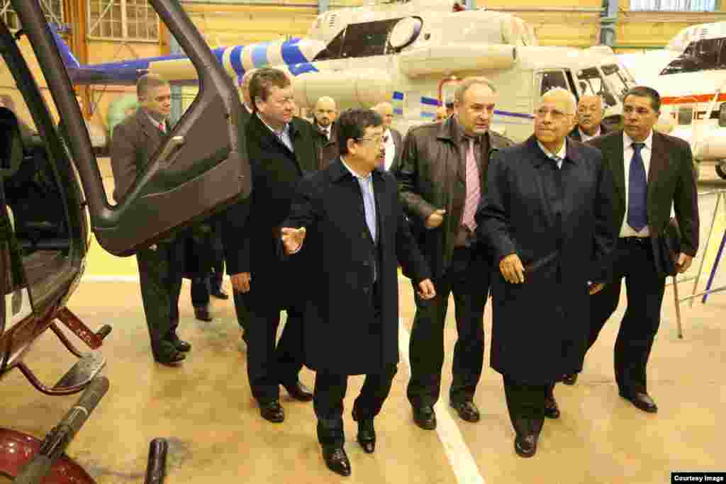 Cabrisas visita la fábrica de helicópteros de Kazán.