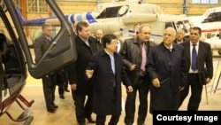 Cabrisas visita la fábrica de helicópteros de Kazán.