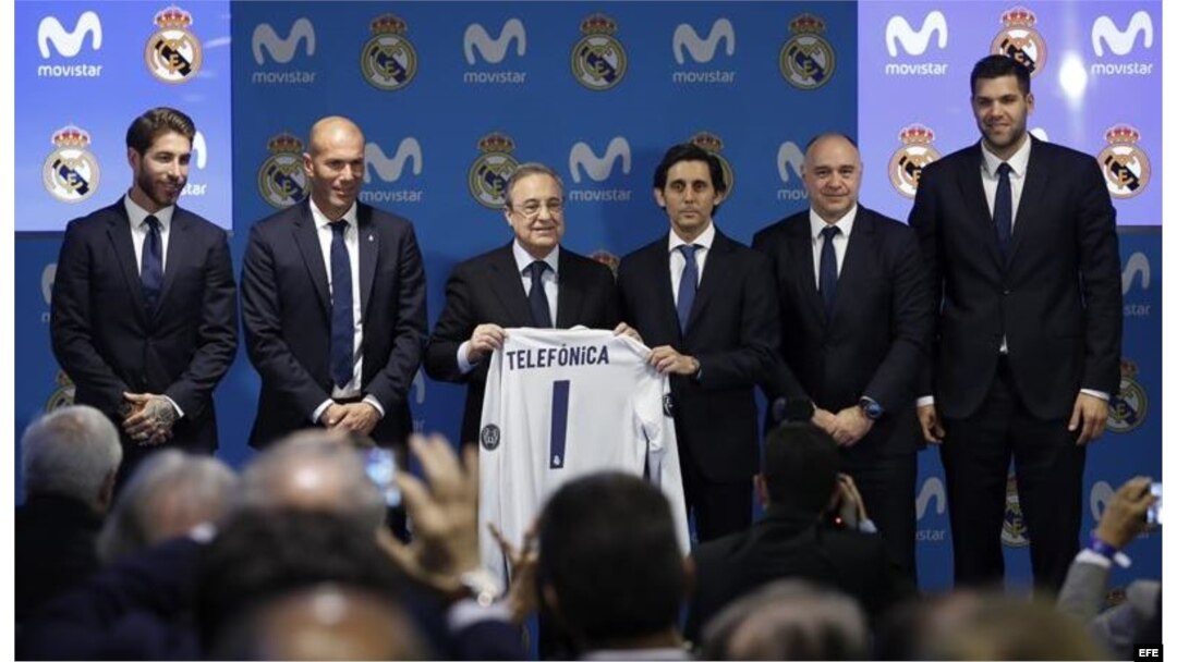 El presidente del Real Madrid, Florentino Pérez (3i), el de Telefónica, José María Álvarez-Pallete (3d), los entrenadores de la sección de fútbol, Zinedine Zidane (2i), y de baloncesto, Pablo Laso (2d) y los capitales, Sergio Ramos y Felipe Reyes (d).