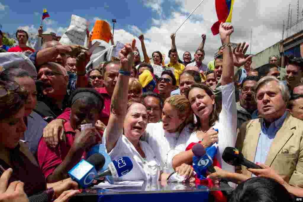 La esposa del alcalde mayor de Caracas, Antonio Ledezma, Mitzy Capriles (c-i), acompañada de la esposa del líder político venezolano encarcelado Leopoldo López, Lilian Tintori (c), y por la ex diputada de la Asamblea Nacional (AN) María Corina Machado (c-d).