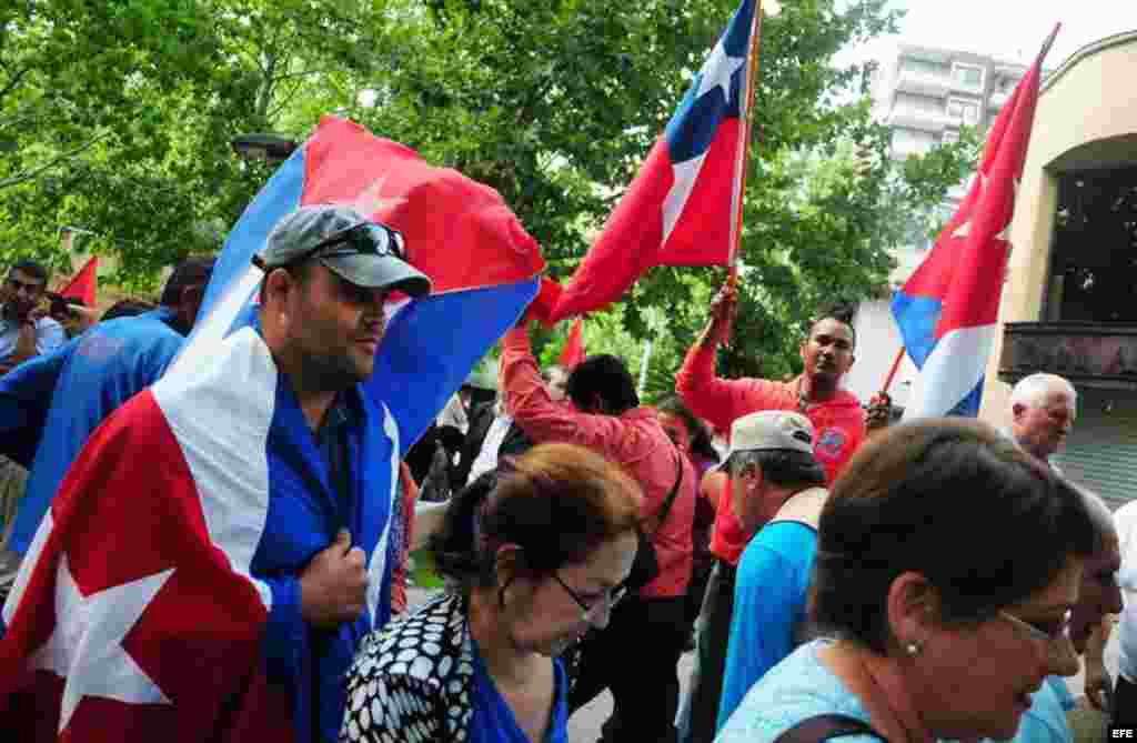 Un grupo de personas se manifiesta el jueves 24 de enero de 2013, frente a la Embajada de Cuba en Santiago de Chile, en apoyo a la visita del presidente cubano, Raúl Castro.