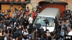Un grupo de periodistas toma imágenes del ingreso de la carroza fúnebre hoy, jueves 17 de abril de 2014 , afuera de la casa del escritor Gabriel García Márquez en Ciudad de México, México