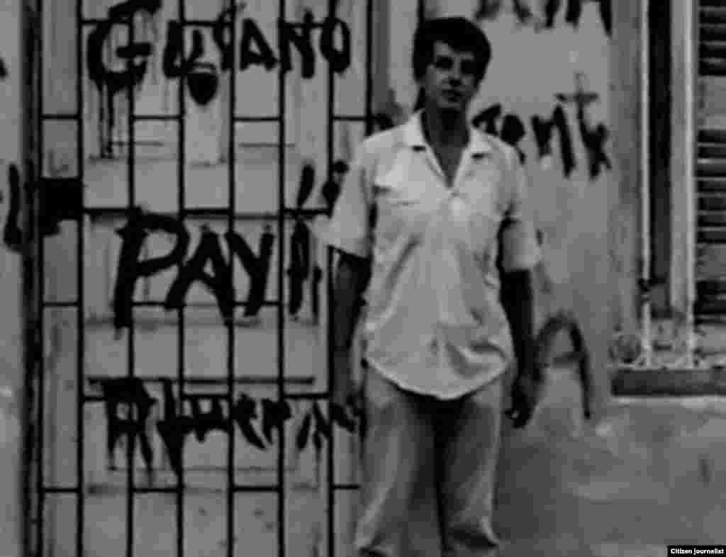 Oswaldo Payá luego de que fuerzas represivas pintaran la fachada de su casa en La Habana.