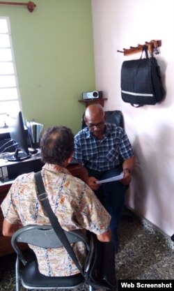 Ferrer Tamayo asiste a un cliente en la sede de Cubalex. (Foto: Archivo)