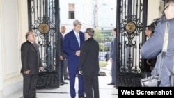 El secretario estadounidense de Estado John Kerry y el ministro cubano de Relaciones Exteriores, Bruno Rodríguez Parrila (i-d). Archivo.