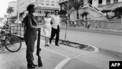 Una miliciana custodia una calle de La Habana. Foto 1962.