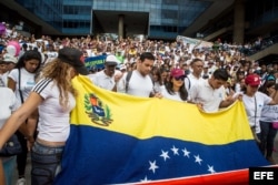 Un grupo de personas se congrega durante una manifestación hoy, sábado 8 de abril de 2017, en Caracas (Venezuela).