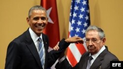 Raúl Castro (d) y el presidente de Estados Unidos Barack Obama, durante una rueda de prensa en el Palacio de la Revolución de La Habana.