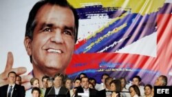 El candidato a la presidencia de Colombia por el partido Centro Democrático Oscar Iván Zuluaga (c) pronunció un discurso ante sus seguidores el domingo 25 de mayo de 2014. 