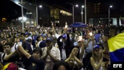 Manifestantes opositores al Gobierno de Nicolás Maduro participan en una marcha nocturna el jueves 10 de abril de 2014. 