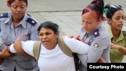 La dama de Blanco Martha Sánchez, durante una detención en el 2018.
