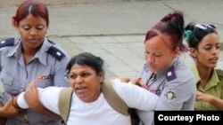 Arresto de la Dama de Blanco Martha Sánchez, una activista por los derechos humanos en Cuba. (Archivo)