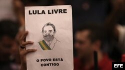 Simpatizantes del expresidente Luiz Inácio Lula da Silva siguen desde la sede del sindicato de los metalúrgicos la sesión de la Corte Suprema.