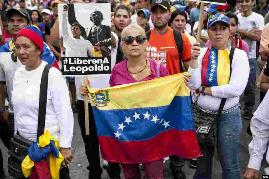 Cientos de simpatizantes del opositor partido Voluntad Popular (VP) y estudiantes venezolanos participan del comienzo hoy, viernes 4 de abril del 2014, de una protesta de 24 horas seguidas en la Plaza Brión, en el este de Caracas, para exigir la liberació