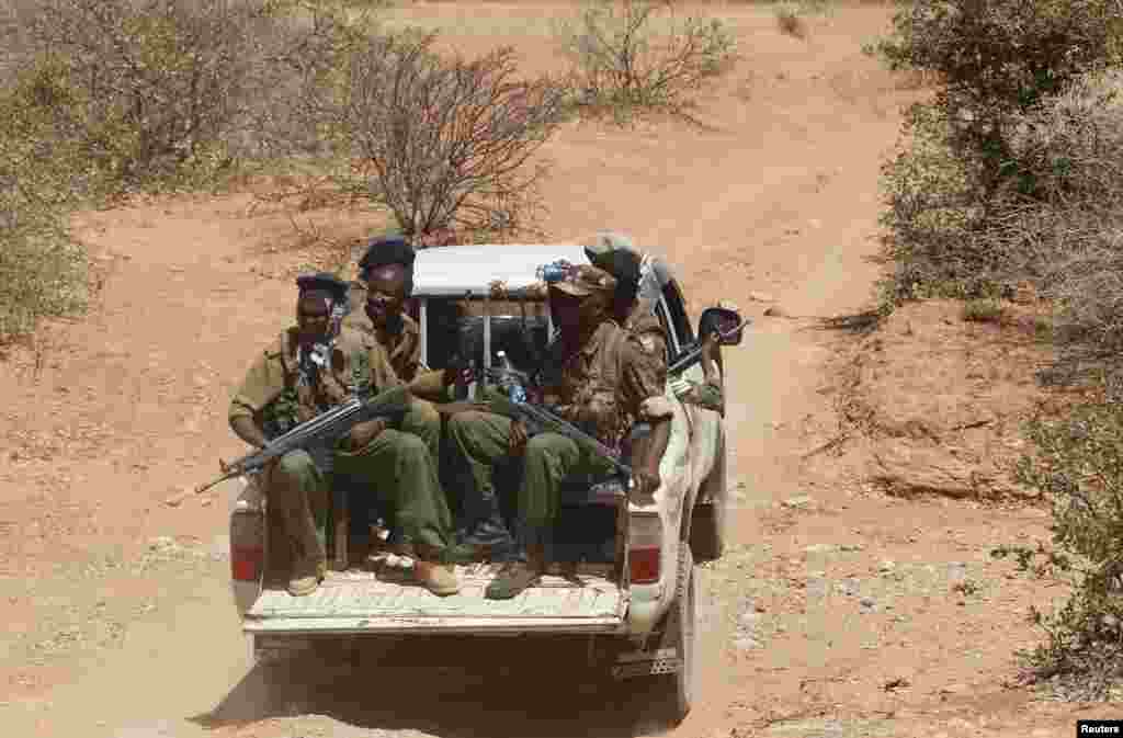 Policía de Kenia patrulla la localidad de Mendera, fronteriza con Somalia.