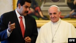 El papa Francisco junto a Nicolás Maduro, durante una audiencia privada en el Vaticano, en una imagen de archivo del 17 de junio de 2013.