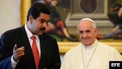 Foto de archivo del 17 de junio de 2013. El papa Francisco (d) conversa con el presidente de Venezuela, Nicolás Maduro, durante una audiencia privada celebrada en la Sala de la Biblioteca del palacio apostólico del Vaticano.