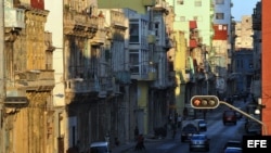 Varios autos circulan por una céntrica calle del popular barrio de Centro Habana. EFE/Alejandro Ernesto