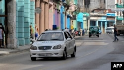 Un auto de policía patrulla las calles de La Habana. (Archivo)