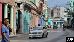 Un auto de policía patrulla las calles de La Habana. 