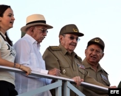 Raúl Castro (c), acompañado del segundo secretario del PCC, José Ramón Machado (2-i), el ministro de las FAR, Leopoldo Cintra Frías (d), y la presidenta de la FEU, Jennifer Bello.
