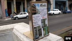 Un cartel anuncia la venta de una vivienda en un parque de La Habana (Cuba). 