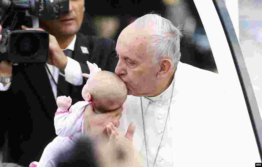 El papa Francisco besa a un bebé durante su visita al Independence Hall, en Filadelfia.