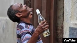 El documental Habana Glue aborda el problema del creciente alcoholismo en Cuba