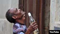 El documental Habana Glue aborda el problema del creciente alcoholismo en Cuba.