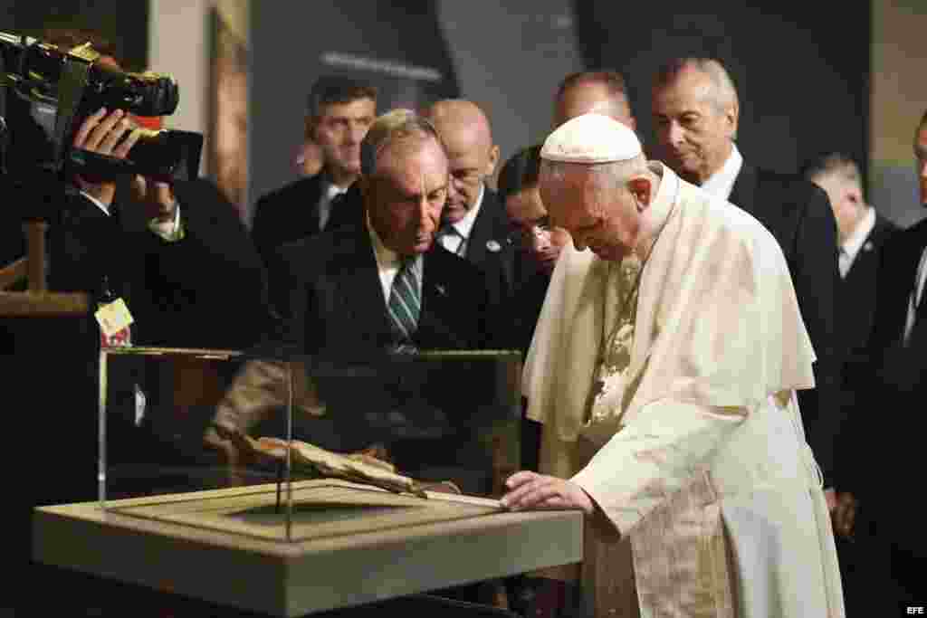 El papa Francisco durante su visita al Museo del 11-S en Nueva York. EFE