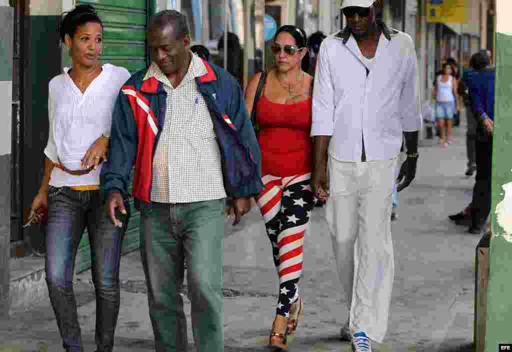 La bandera de EEUU en los cuerpos de los cubanos, un panorama que parece vino a quedarse para siempre.
