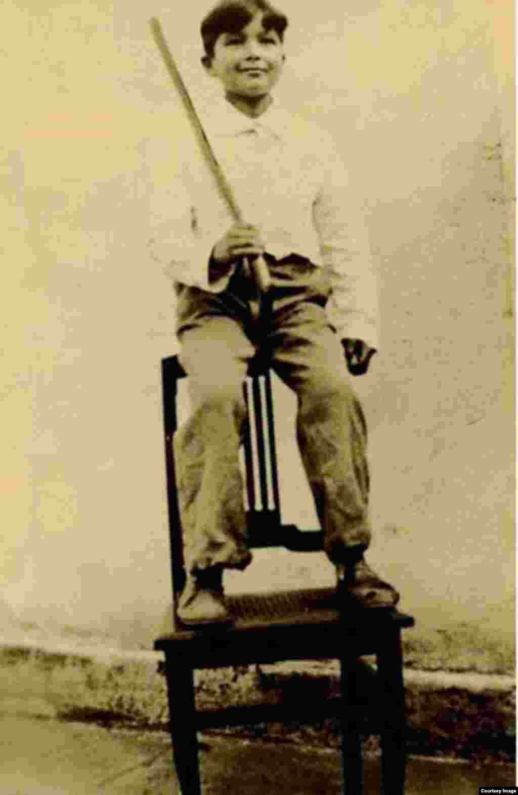 El niño Fulgencio Batista (entonces Rubén Zaldívar) con 8 años (1909) en su natal Banes, Holguín.