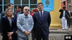 El ministro de Justicia de España, Rafael Catalá (d) recorre la Habana Vieja acompañado por el historiador Eusebio Leal.