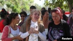Familiares de las víctimas del accidente aéreo del Boeing 737, el 19 de mayo de 2018, un día después del siniestro en las afueras del Instituto de Medicina Legal. REUTERS/Alexandre Meneghini 