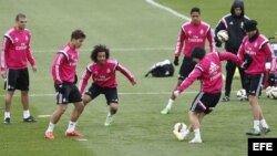 Los jugadores del Real Madrid Kleper Laveran "Pepe" (i), Lucas Silva (2i) y Marcelo Vieira (3i) durante el entrenamiento del sábado en Valdebebas, previo al partido de Liga que el equipo disputa el domingo frente al Barcelona, el Clásico. 