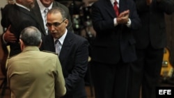 Raúl Castro (de espaldas), condecora con el título de Héroe de la República de Cuba, al agente Antonio Guerrero.
