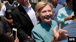 La aspirante presidencial demócrata Hillary Clinton (i) durante un acto electoral junto al casino Taj Mahal (propiedad de su rival Donald Trump) en Atlantic City, Nueva Jersey.
