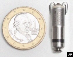 El mini marcapaso cilíndrico es insertado en un tubo diminuto.