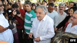 El presidente de Uruguay, José Mujica (c), conversa con periodistas, después de participar en un acto donde colocó una ofrenda floral ante el busto del prócer uruguayo José Gervasio Artigas Arnal, en un céntrico parque de La Habana. 