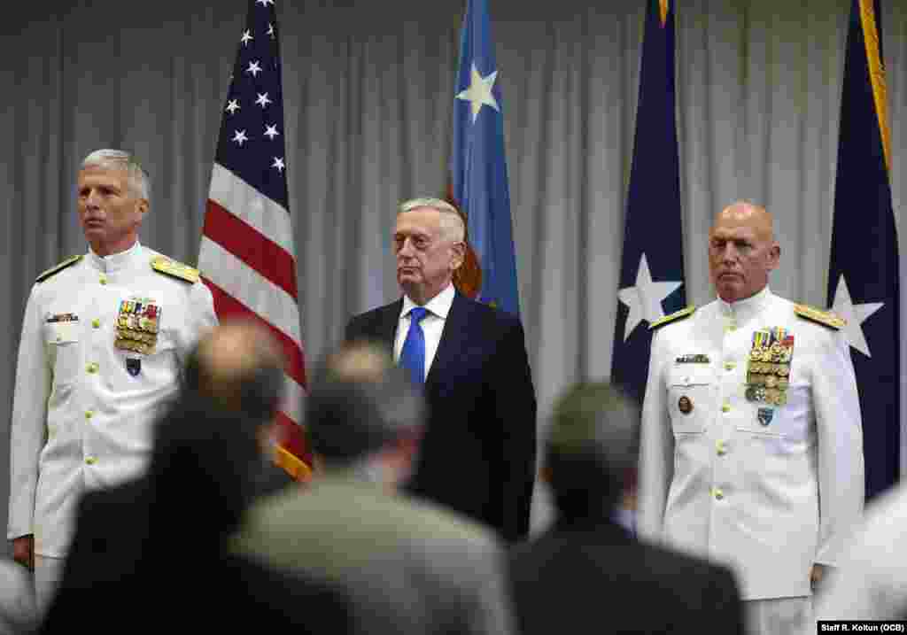 De izq. a der., el almirante Craig S. Faller, el Secretario de Defensa James Mattis, y el almirante Kurt W. Tidd.
