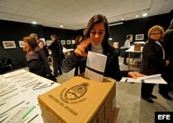 Una argentina deposita su voto en la Embajada de Argentina en París, Francia.