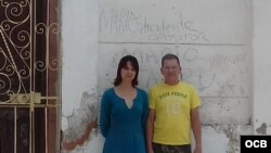 Iris y Mario en el frente de la casa en Camagüey.