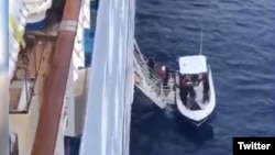 Cubanos rescatados por el Crucero Fantasy.