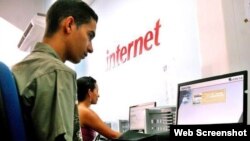 Jóvenes cubanos en una sala de internet de la empresa ETECSA.