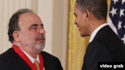El presidente Obama entrega la Medalla Nacional de Humanidades 2010 al académico cubanoamericano Roberto Gonzalez Echevarria.