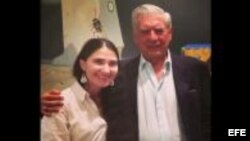 Yoani Sánchez y Mario Vargas Llosa en Lima, Perú, hoy sábado, 6 de abril. Foto del diario El Comercio