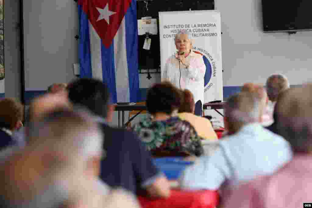 Ana Lázara Rodríguez, durante su intervención en el primer Coloquio del Presidio Político Cubano. (Roberto Koltun/Radio yTV Martí)